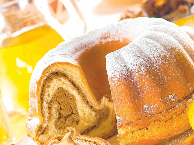 6621_12-chestnut-cake-dreamstime_2026904-Tomonikon