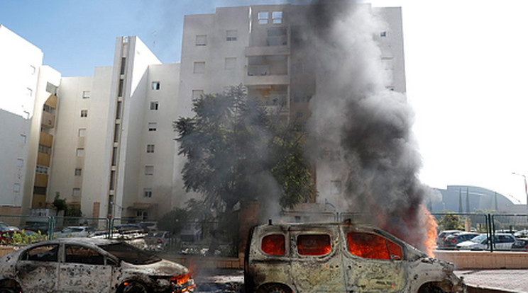 Palesztin rakétatámadásban kigyulladt járművek lángolnak az izraeli Askelónban 2023. október 7-én/Fotó: MTI/EPA/Atef Szafadi
