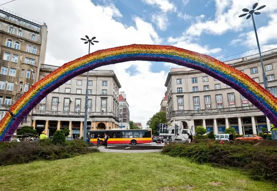 Tęcza wraca na Plac Zbawiciela, ale tym razem jako hologram