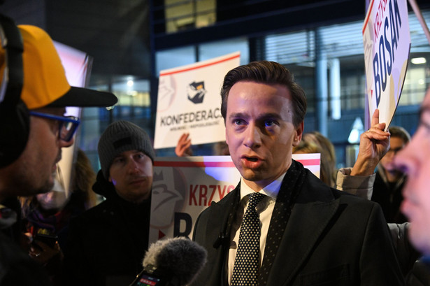 Poseł Konfederacji Krzysztof Bosak po "debacie wyborczej 2023" Telewizji Polskiej