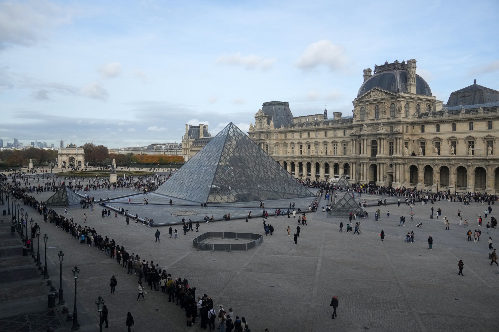 Riaditeľka Louvre priznala vlastné zlyhanie.