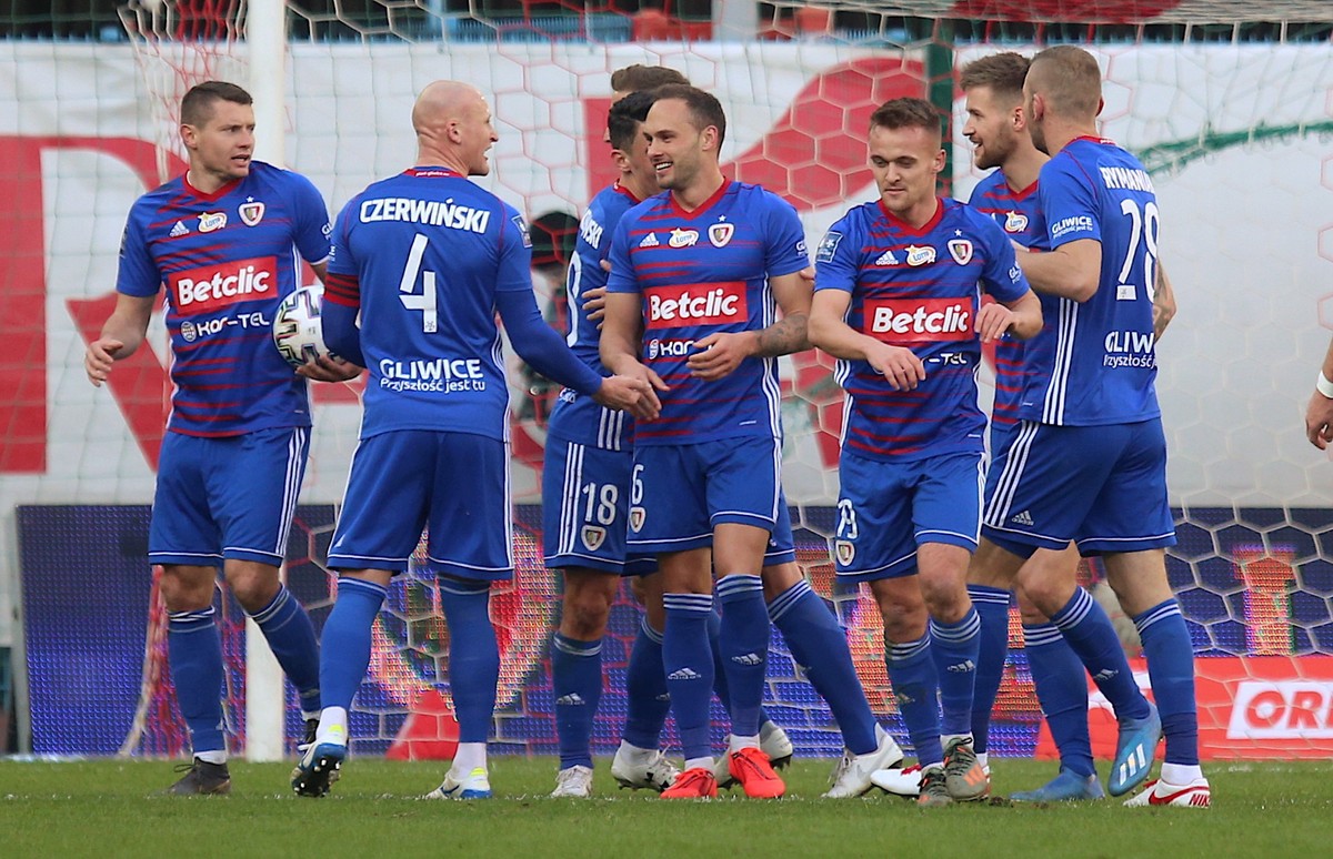 Radość zawodników Piasta Gliwice ze zdobytej bramki, podczas meczu 21. kolejki piłkarskiej Ekstraklasy z KGHM Zagłębiem Lubin