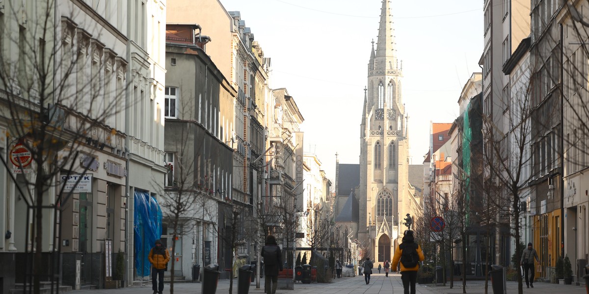 Pustoszeje centrum miasta a sklepikarze nie maja utargow