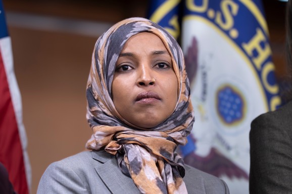 TRAMPOVA ADMINISTRACIJA ISTRAŽUJE PRVU MUSLIMANKU U KONGRESU SAD! Poznato zašto je pretresen dom Ilhan Omar