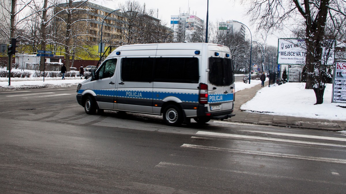 W jednej z altan śmietnikowych w centrum miasta straż miejska znalazła zwłoki mężczyzny. Przyczyną zgonu było najprawdopodobniej wyziębienie organizmu. Policja ustala tożsamość mężczyzny.