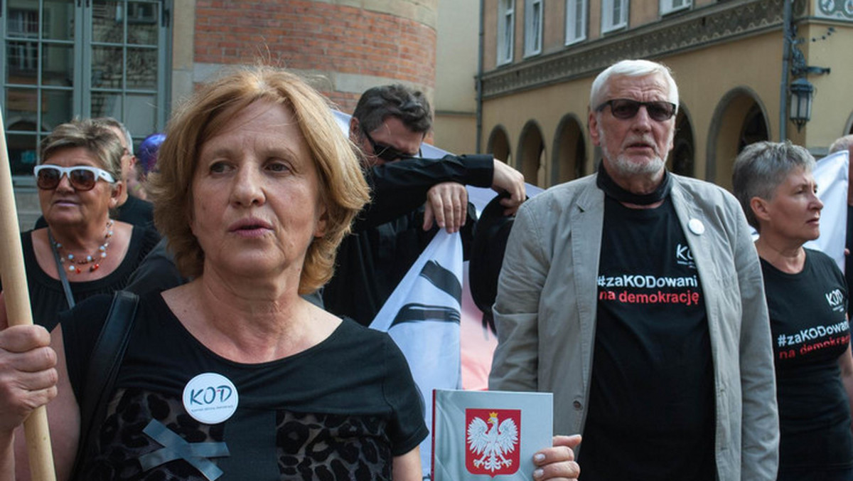 "Dość dyktatury" - pod takim hasłem odbędzie się gdańska manifestacja Komitetu Obrony Demokracji. Wiec rozpocznie się 4 września, o godzinie 14. - Szacujemy, że może pojawić się od pięciu do 10 tysięcy osób – mówi w rozmowie z Onetem Radomir Szumełda, przewodniczący pomorskiego regionu KOD.