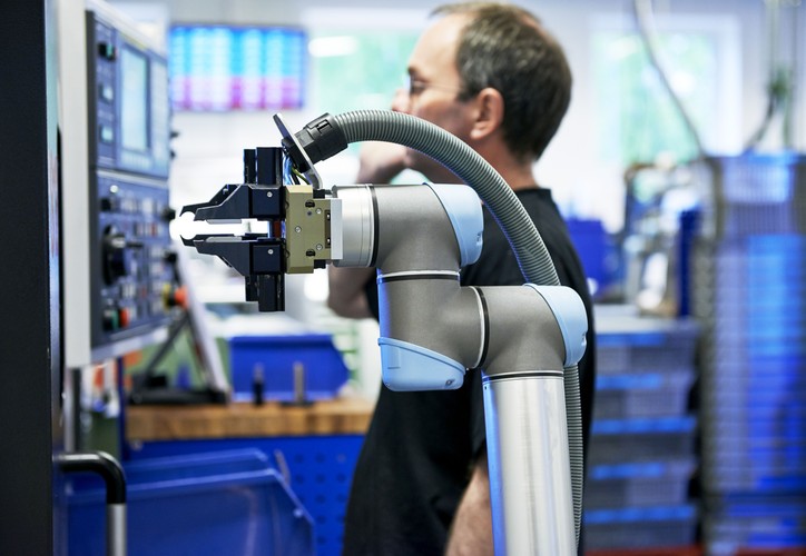 Czym są coboty? To roboty współpracujące, przystosowane do współpracy z człowiekiem – można pracować z nimi na tej samej przestrzeni, nie obawiając się o swoje bezpieczeństwo. Nazwa „cobot” pochodzi od angielskiego collaborative robot. Narzędzia te różnią się od tradycyjnych robotów przemysłowych tym, że są mobilne i modułowe – pracownik sam może dostosować ich pracę do swoich potrzeb. Ich kompaktowość, elastyczność i względnie lekka waga (są o ok. 40 proc. lżejsze od tradycyjnych odpowiedników) pozwala na wszechstronne wykorzystanie.