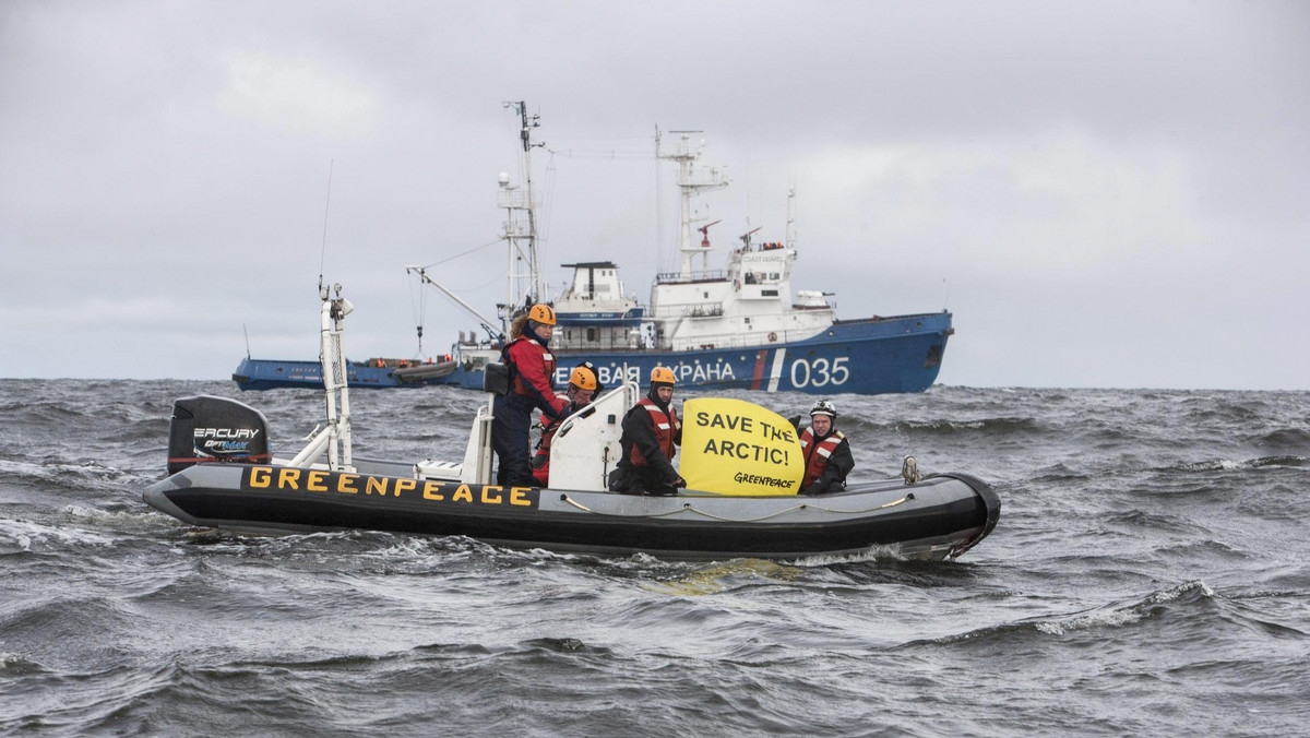 Ekolodzy z Greenpeace poinformowali w poniedziałek, że rosyjska straż graniczna weszła na pokład ich statku Arctic Sunrise, na którym protestują przeciwko wierceniom na terenach rezerwatowych w Arktyce.