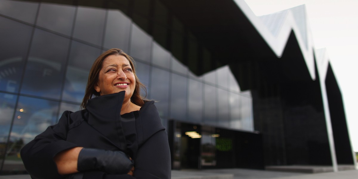 Projektantka Zaha Hadid pozuje na tle Riverside Museum w Glasgow w Wielkiej Brytanii