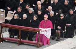 Ujawniają się podziały w Watykanie? Były sekretarz Benedykta XVI krytykuje Franciszka