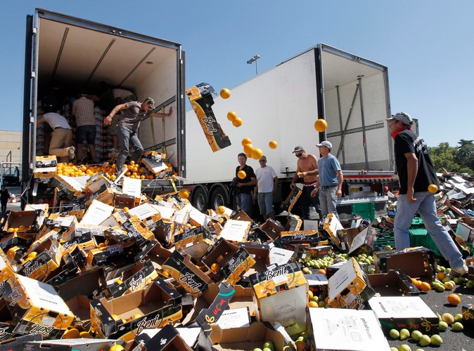 Francuscy rolnicy niszczą hiszpańskie owoce i warzywa w Senas, w Prowansji