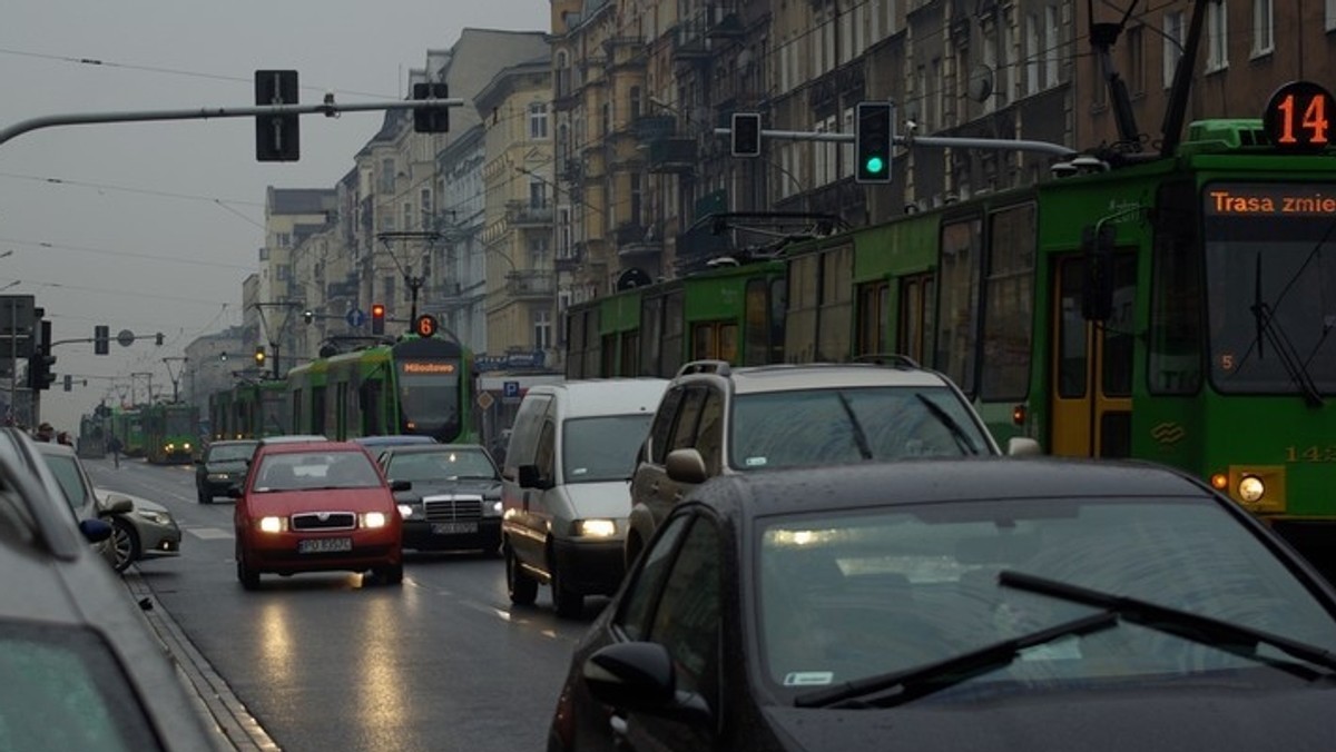 Ma usprawnić zarządzanie ruchem drogowym i transportem publicznym tak, by poznaniacy woleli jeździć tramwajami i autobusami miejskimi niż własnymi autami. Czy systemowi ITS uda się taki cud? Na pewno się dowiemy, bo umowa wdrożenia projektu została już podpisana.