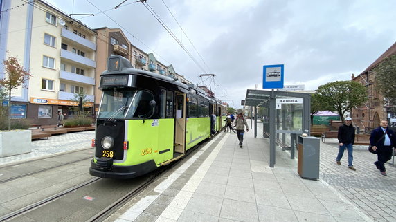 Autobus Jelcz M-11 i tramwaj typu 6ZGTW "Helmut" wożą pasażerów w Gorzowie