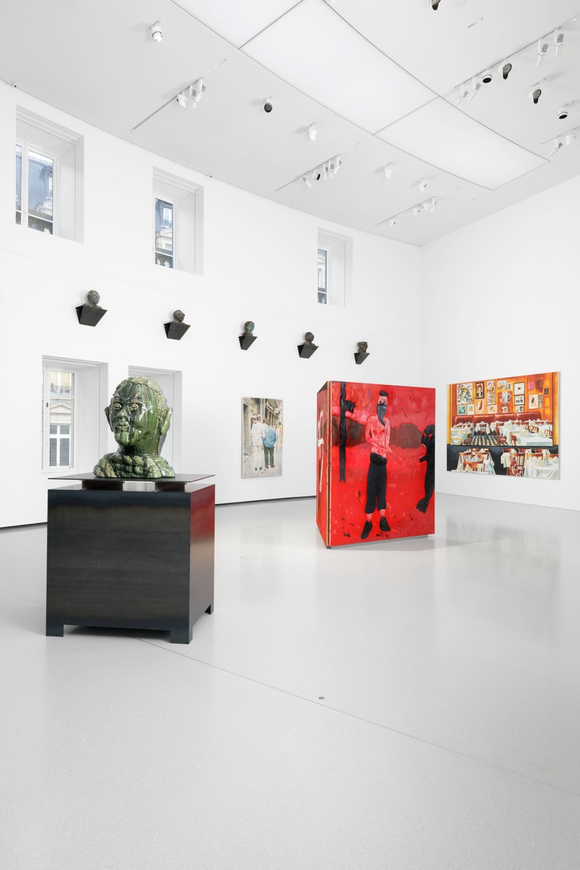 En partant de gauche: Martin Kippenberger, «Untitled», 1992. Thomas Schütte, «Wichte», 2006. Thomas Schütte, «Grosser Doppelkopf Nr. 6», 2015. Martin Kippenberger, «Untitled», 1983. Florian Krewer, «Heat», 2019. Martin Kippenberger, «Paris Bar», 1993. 
