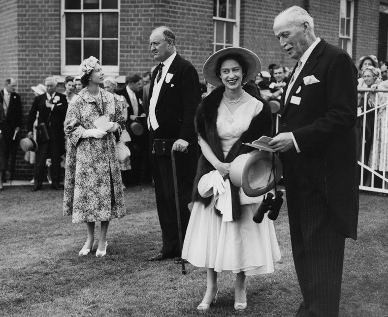 Royal Ascot: Elżbieta II rozmawia z kapitanem Cecilem Boyd-Rochfortem, a księżniczka Małgorzata z Charlesem Moore