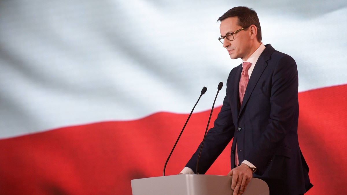 Mateusz Morawiecki poinformował na swoim profilu na Twitterze, że postanowił przyznać rentę specjalną Tomaszowi Komendzie. Jak podaje "Super Express", wyniesie ona 4 tysiące złotych brutto oraz będzie przysługiwała do momentu, w którym pokrzywdzony niesłusznym wyrokiem więzienia Komenda, otrzyma należne mu odszkodowanie.