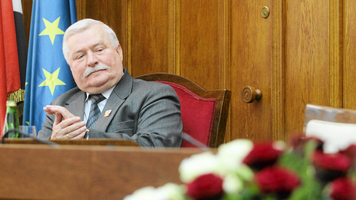 Lech Wałęsa po trzech tygodniach pobytu opuścił w środę przed południem gdański szpital. Były prezydent miał jednostronne zapalenie płuc. Wychodząc ze szpitala powiedział dziennikarzom, że czuje się "średnio, ale na pewno sprawa jest opanowana".
