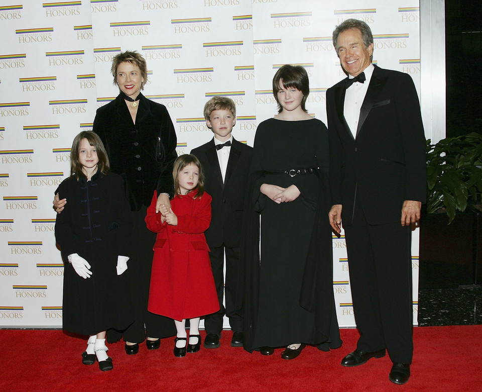 Warren Beatty z żoną  Annette Bening i dziećmi: Isabel, Ellą, Benjaminem, Kathlyn