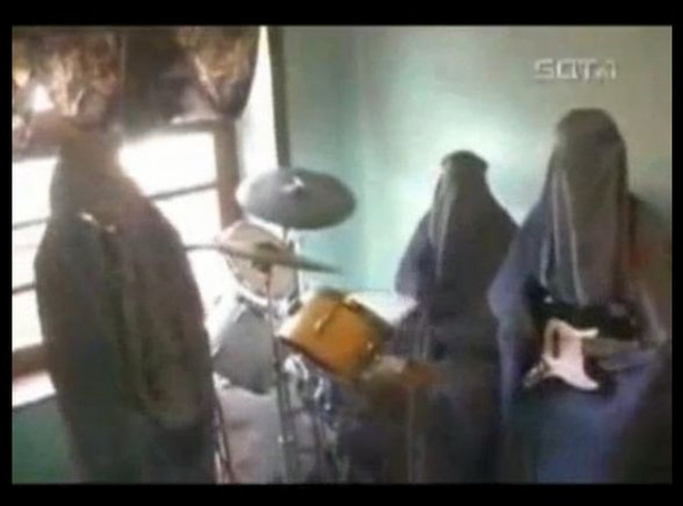 Kobiety w burkach grają afgański pop