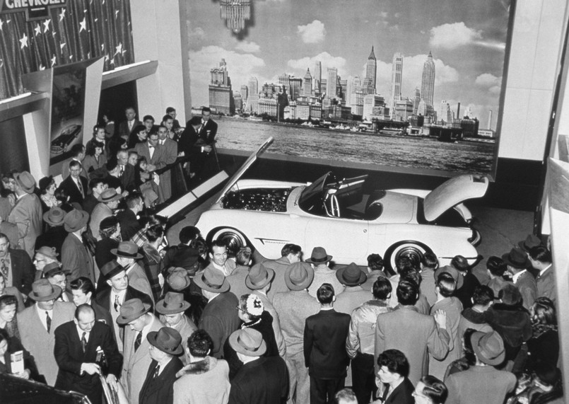 USA, miasto Flint w stanie Michigan. Jest 30 czerwca 1953 roku. Właśnie tam i wtedy zjechał z linii produkcyjnej pierwszy Chevrolet nowego typu - amerykański samochód nowej konstrukcji - chevrolet corvette. Model C1 był produkowany w latach 1953-1962. Imię corvette wzięło się od szybkiej i zwrotnej łodzi marynarki wojennej...