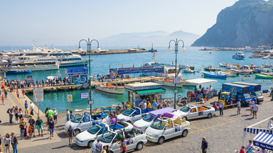 Tłumy turystów na słynnej włoskiej wyspie. "Ludzie wpadli do wody"