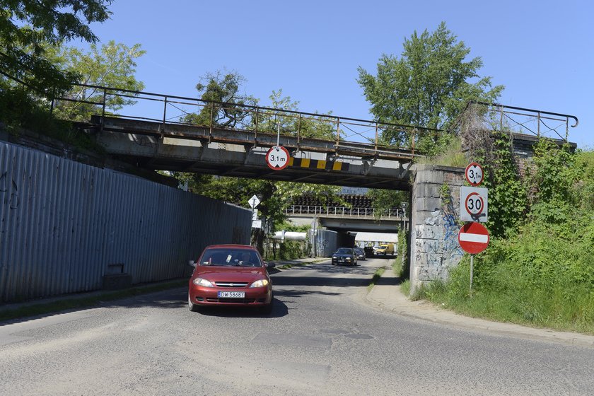 Samochód przejeżdża pod wiaduktem nad ul. Starograniczną