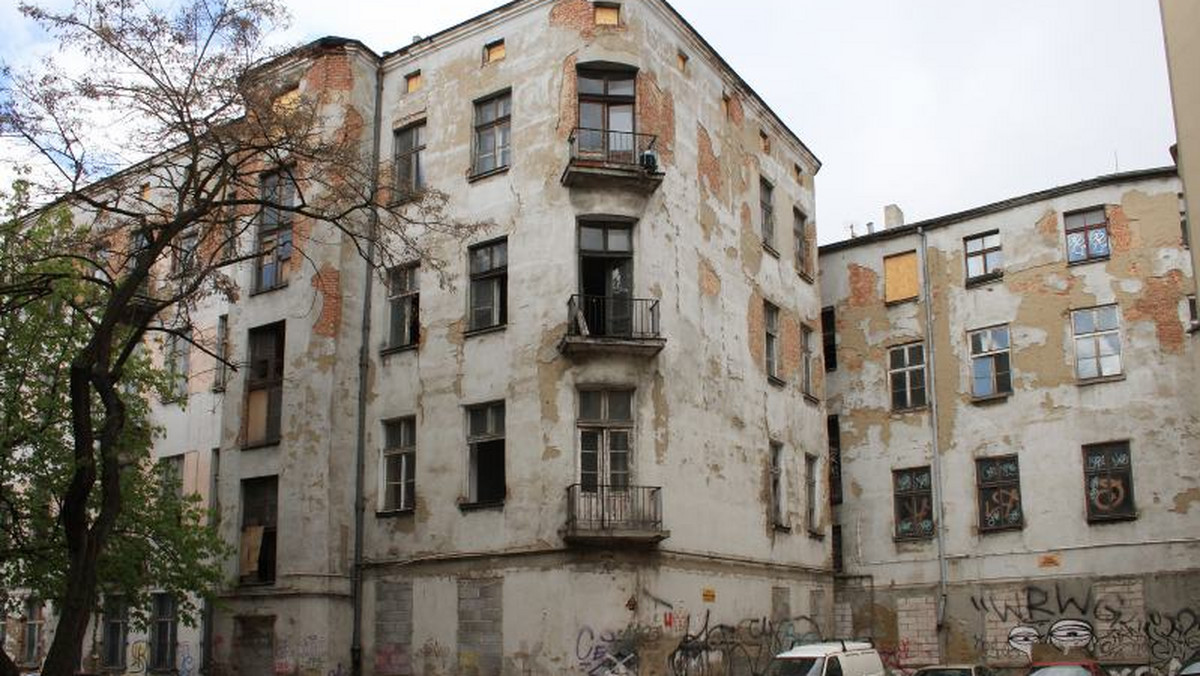 Spada z nich tynk i cegły, ledwo trzymają się okna. W Łodzi na wyburzenie czeka aż 231 budynków. W tym roku zniknie 19 z nich. W tym tempie na oczyszczenie miasta z ruin będziemy czekać kolejnych dziesięć lat.