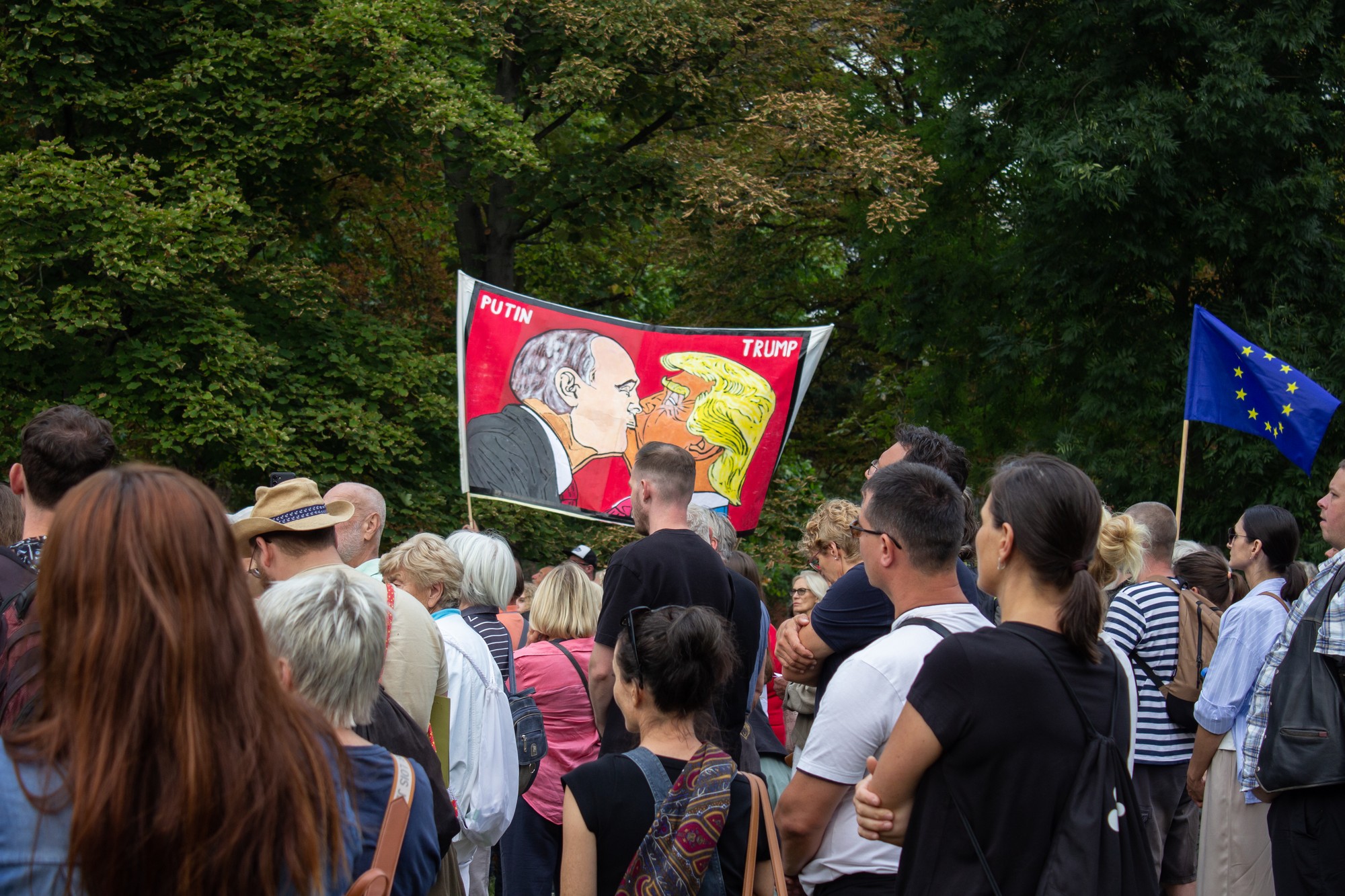 Protestujúci ľudia pred Veľvyslanectvom Ruskej federácie v ČR v Prahe na demonštrácii s názvom Choď domov, Ivan, na ktorej si pripomenuli výročie invázie vojsk Varšavskej zmluvy do Československa v auguste 1968.
