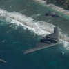 Bombarder B-2 u pratnji dva aviona F-22 
