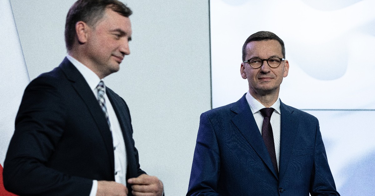 Morawiecki: Nie wprowadzamy godziny policyjnej w Sylwestra. Apelujemy o nieprzemieszczanie się ...