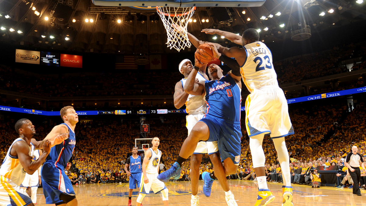 Los Angeles Clippers zademonstrowali przed meczem z Golden State Warriors swoje niezadowolenie i wykonali wyraźny gest w ramach protestu przeciwko właścicielowi klubu Donaldowi Sterlingowi. Zamieszanie wokół Clippers wykorzystali Warriors wygrywając 118:97.