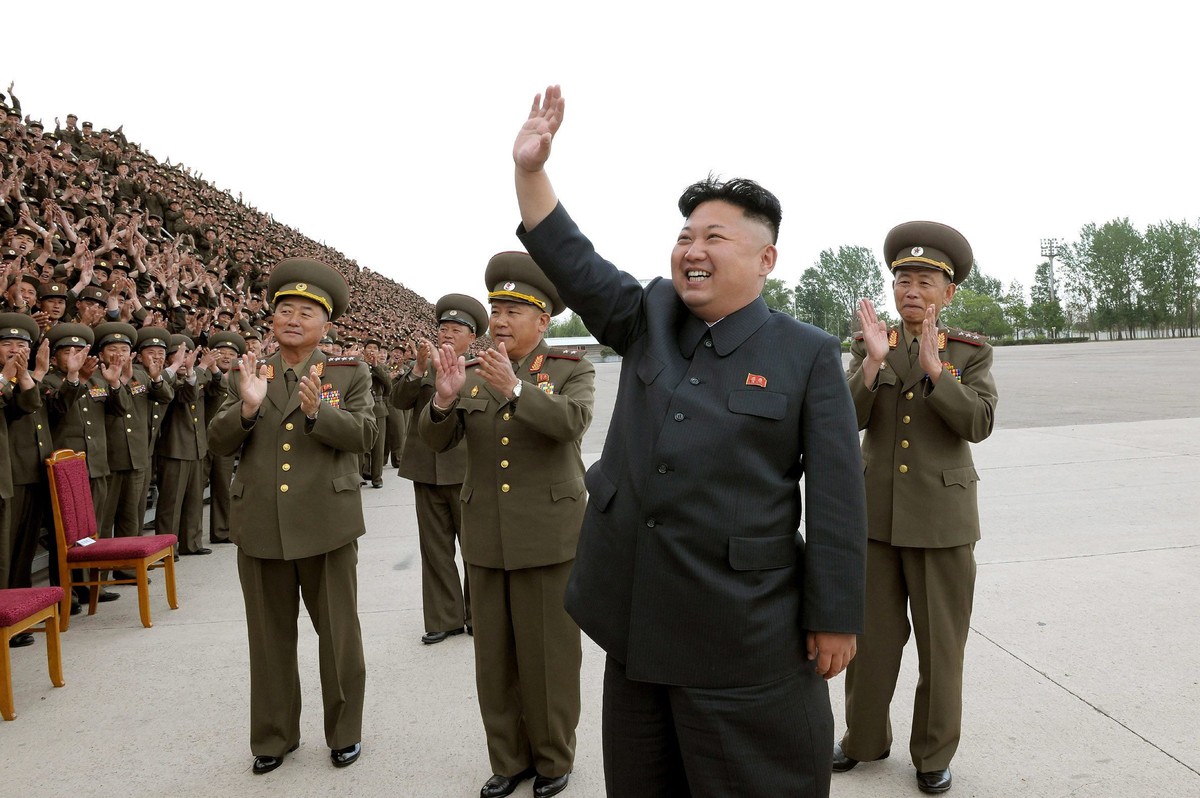 Kim Dzong Un, prywódca Korei Północnej, w otoczeniu swoich żołnierzy