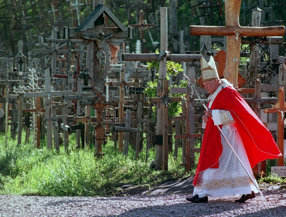 Jan Paweł II u stóp Góry Krzyży w Szawlach na Litwie, 1997 r.