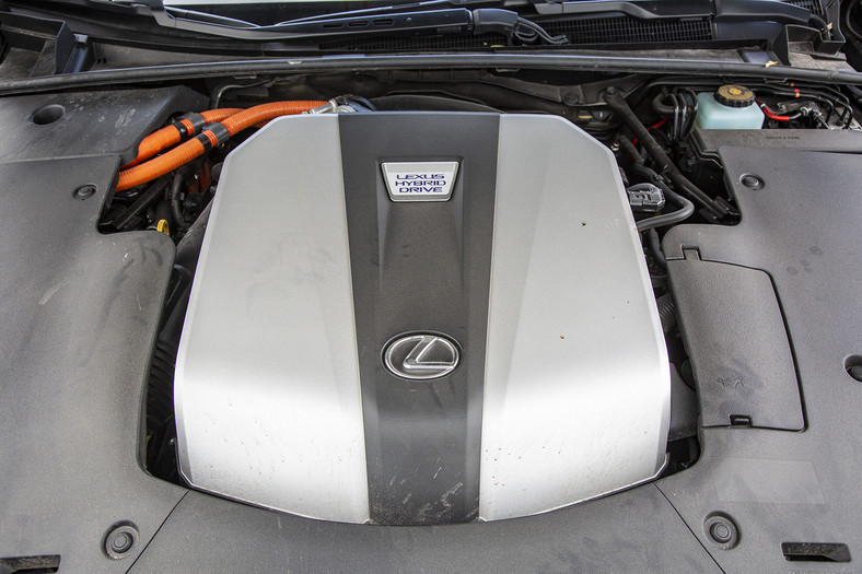 Lexus LS500h - jeździć czy być wożonym?