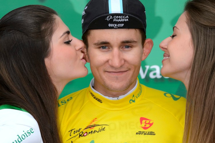 Piękne panie całują polskiego kolarza. Kwiatkowski liderem Tour de Romandi