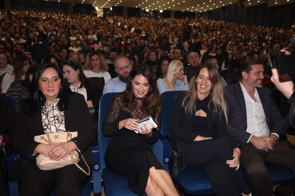ČIPKASTA KORSET HALJINA RASPAMETILA SVE Žena Bojana Vaskovića u prvom redu na koncertu muža: Svi pogledi uprti u prelepu Aleksandru (Video)