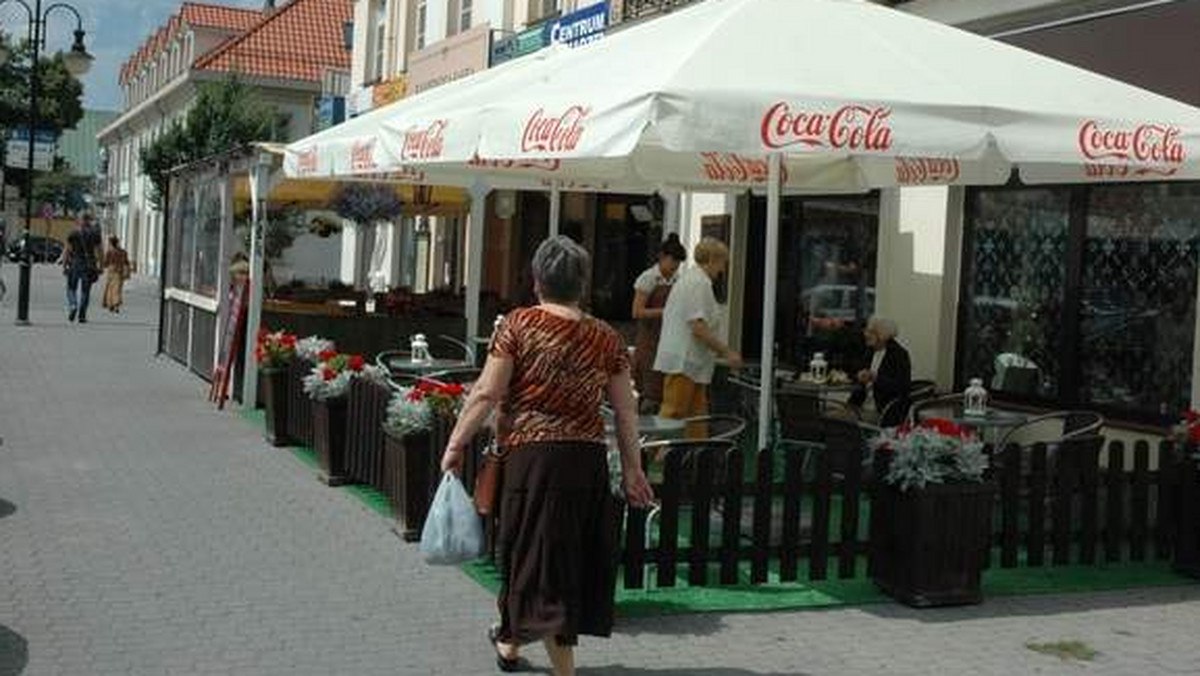 Letnie kawiarenki pojawiły się w centrum Włocławka. Najwięcej - na placu Wolności. Komu się podobają, a komu przeszkadzają?
