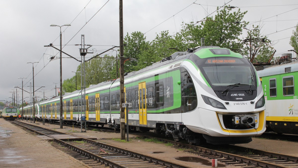 Część pociągów będzie odwołana, inne będą kursować w skróconej relacji, a na niektórych odcinkach uruchomiona zostanie autobusowa komunikacja zastępcza. Od najbliższej niedzieli szykują się następne zmiany w rozkładach Kolei Mazowieckich. Związane są z pracami modernizacyjnymi prowadzonymi przez PKP PLK. Podpowiadamy, co się zmieni.