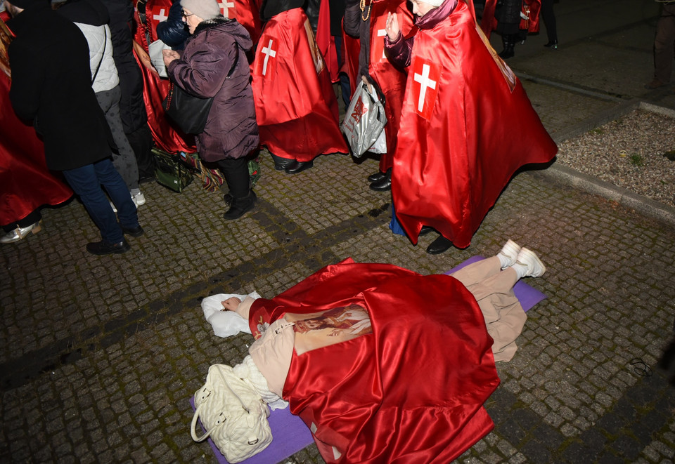 Protest przeciwko wystawie Mariny Abramović w Toruniu