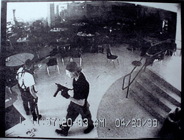 Kadr z licealnego monitoringu w Columbine. Widoczni są Eric Harris (po lewej) i Dylan Klebold 