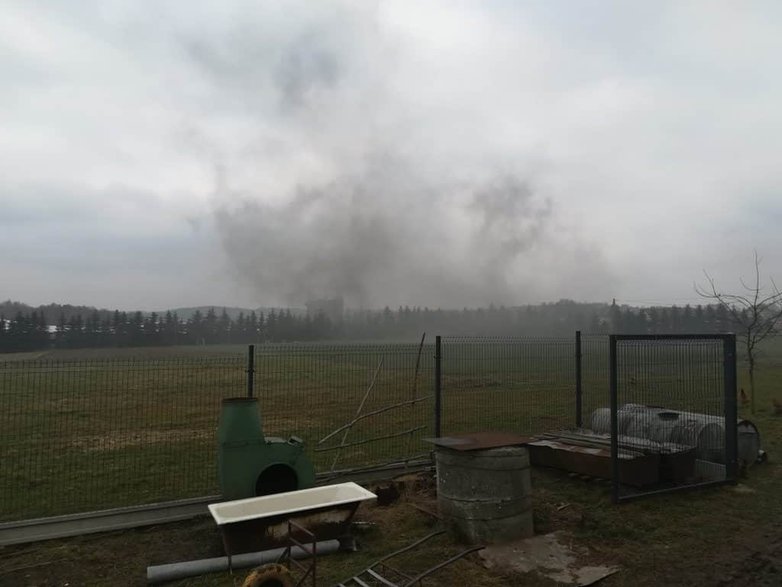 Dym z fabryki. Zdjęcie nadesłane przez czytelnika