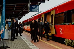 polacy znów pokochali kolej. zostawią samochody dla pociągów? ruszył n