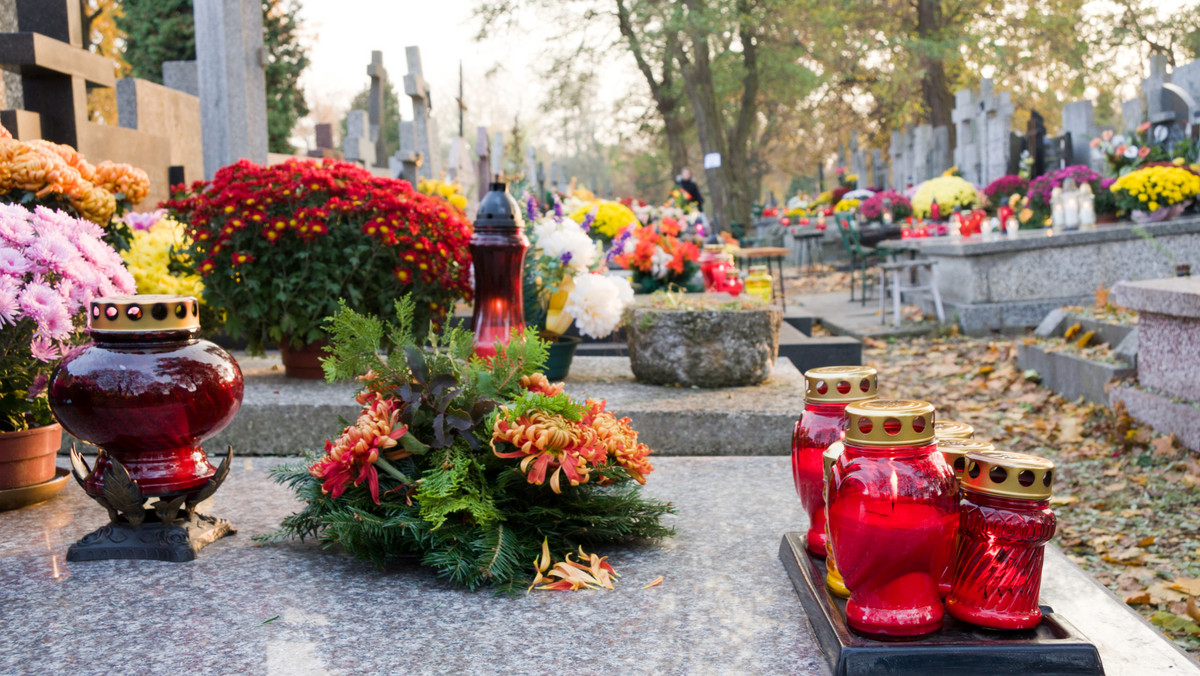 Ponad 60 wolontariuszy zbierało w sobotę przed południem datki na odnowę zabytkowych nagrobków na cmentarzu przy ul. Lipowej w Lublinie. Kwesta na tej jednej z najstarszych nekropolii w Polsce prowadzona jest już po raz 28.; potrwa do niedzieli.