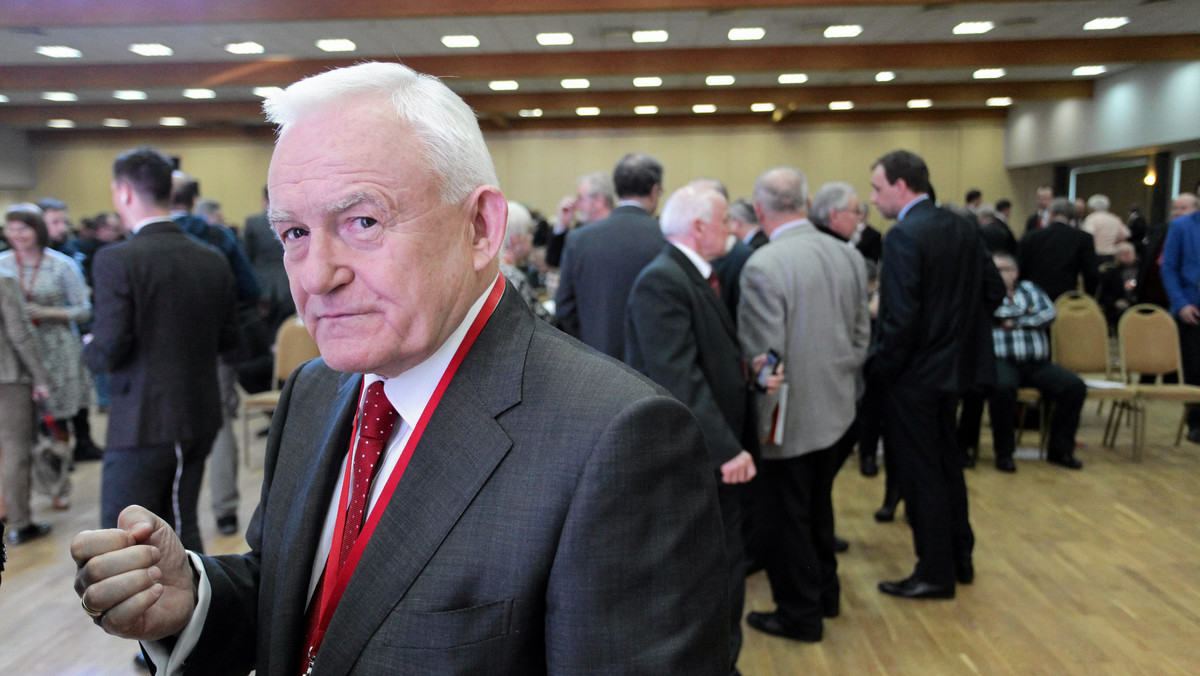 Leszek Miller uważa, że Beata Szydło nie pozostanie na stanowisku premiera do końca kadencji. - Przypuszczam, że co jakiś czas prezes Jarosław Kaczyński myśli sobie: "ja bym to zrobił lepiej, gdybym był szefem rządu" - powiedział były szef SLD w "Kontrwywiadzie" RMF FM. Dodał również, że gdyby jego partia miała "takie pieniądze jak PiS", to również wprowadziłaby program "500 Plus, a nawet 1000 Plus".