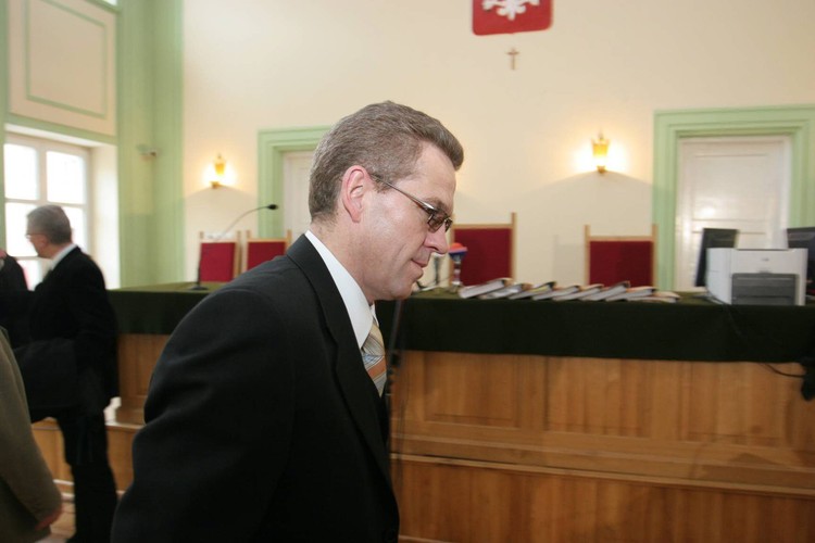 <b>Henryk Długosz (SLD)</b>
Kolejny skazany w aferze starachowickiej. Sąd wymierzył mu karę 1,5 roku pozbawienia wolności. We wrześniu 2007 uzyskał warunkowe przedterminowe zwolnienie po odbyciu ponad połowy kary.