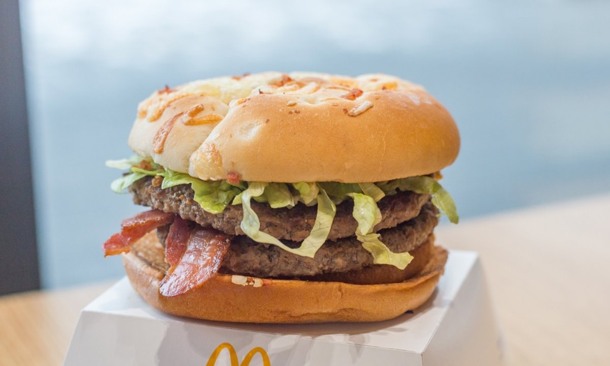 Dietetyczka szczerze o burgerze drwala. "Po godzinie nasze ciało doznaje szoku"