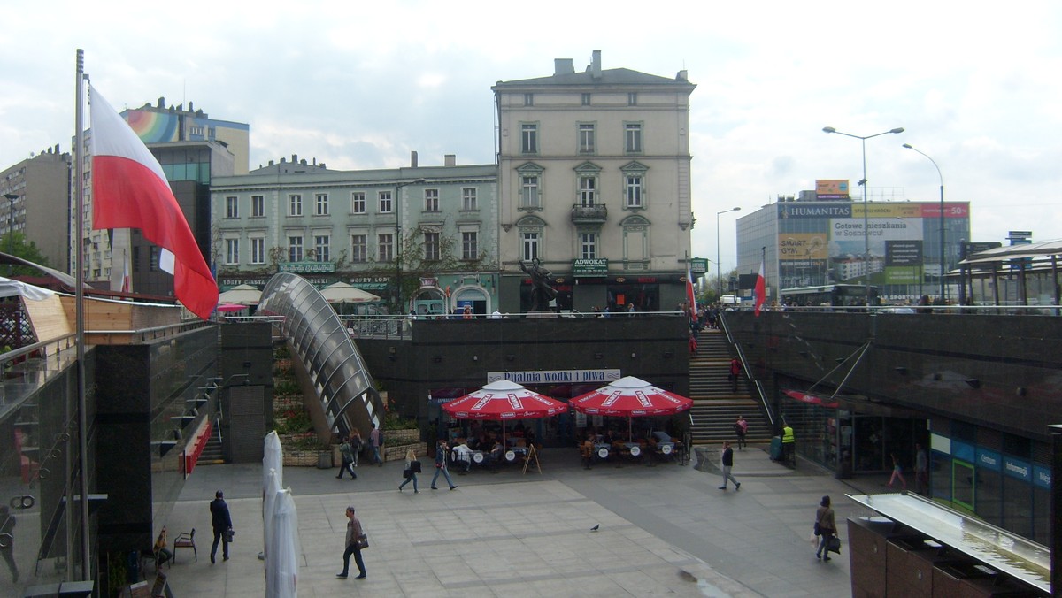 Władze Sosnowca zdecydowały o przeniesieniu centrum obsługującego monitoring miejski. Przeprowadzka jest przymusowa, bo dotychczasowa lokalizacja w pomieszczeniach straży miejskiej, nie jest w stanie pomieścić wciąż rozrastającej się infrastruktury miejskiego monitoringu.