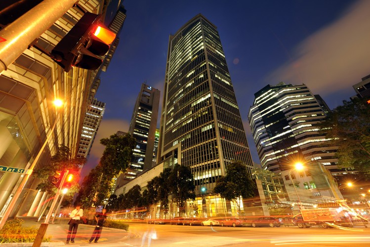 10. Singapur.

Odnotowana średnia prędkość internetu wyniosła 30.7 Mb/s. Singapur jest znany ze stosowania zaawansowanych technologii.

Współtwórca Facebooka – Eduardo Saverin przeniósł się niedawno do Singapuru i zrezygnował z obywatelstwa amerykańskiego. 

Na zdjęciu: Budynek singapurskiej giełdy