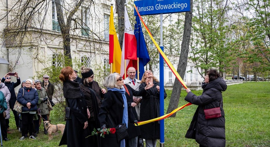 W gronie przyjaciół, rodziny i przedstawicieli władz Warszawy uroczyście nadano imię Janusza Głowackiego jednemu ze skwerów na Powiślu.