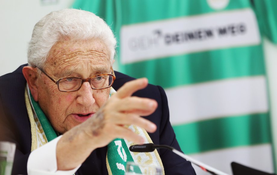 Henry Kissinger na konferencji prasowej o meczu jego ulubionej drużyny piłkarskiej: Greuther Fuerth, z Schalke 04. 2012 r. 